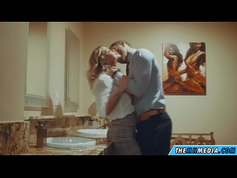 ❤️ وقتی یک بلوند بی تنه شما را در یک دستشویی عمومی اغوا می کند ️ پورن مقعد در ما ❤